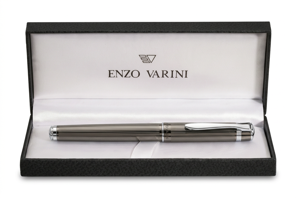 Stylo plume gun dans l'écrin Enzo Varini, même modèle que la deuxième vue