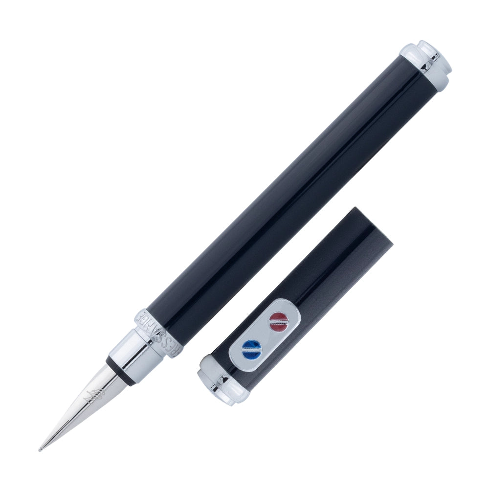 Un stylo plume marine avec attributs chromés de la marque Inès de la Fressange est incliné à 45 degrés, avec le bouchon retiré et placé parallèlement au stylo, sur un fond blanc.