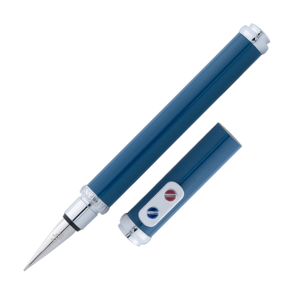 Un stylo plume Premier bleu sarcelle avec attributs chromés de la marque Inès de la Fressange est incliné à 45 degrés, avec le bouchon retiré et placé parallèlement au stylo, sur un fond blanc.