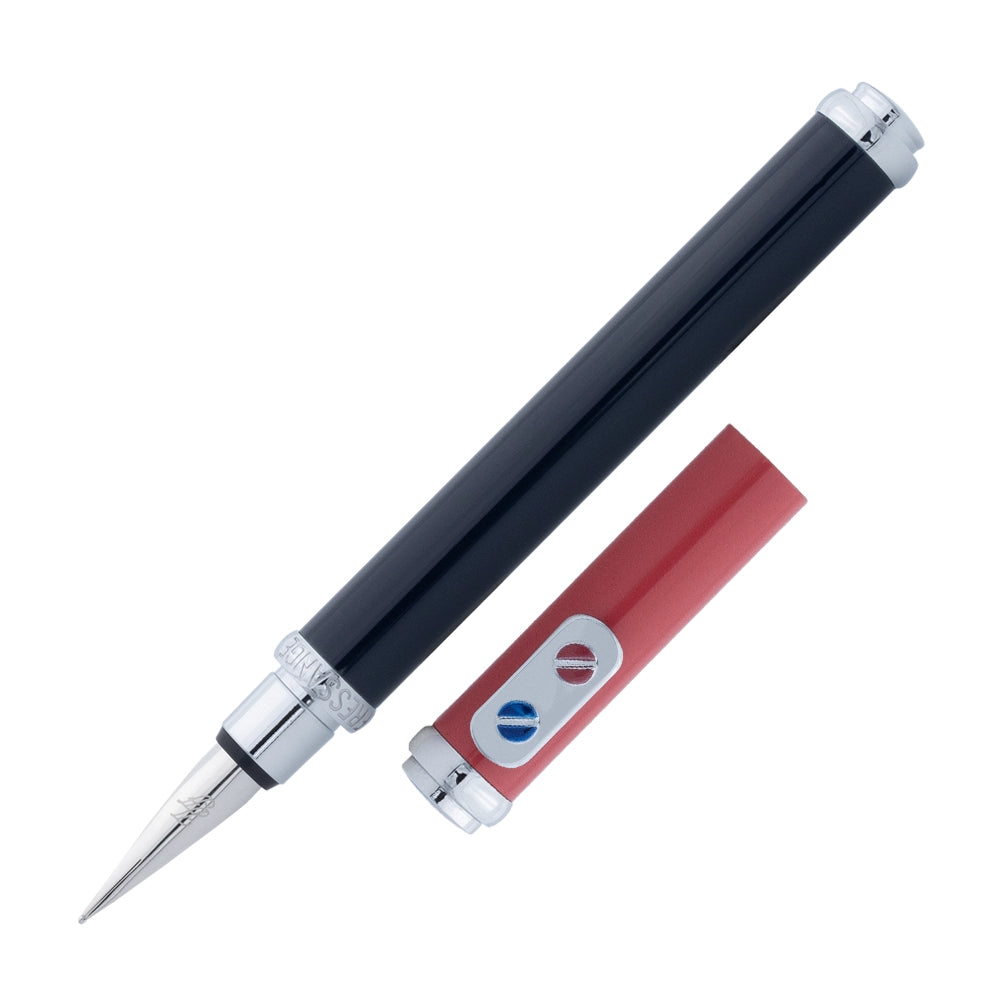 Un stylo plume Premier marine rouge avec attributs chromés de la marque Inès de la Fressange est incliné à 45 degrés, avec le bouchon retiré et placé parallèlement au stylo, sur un fond blanc.