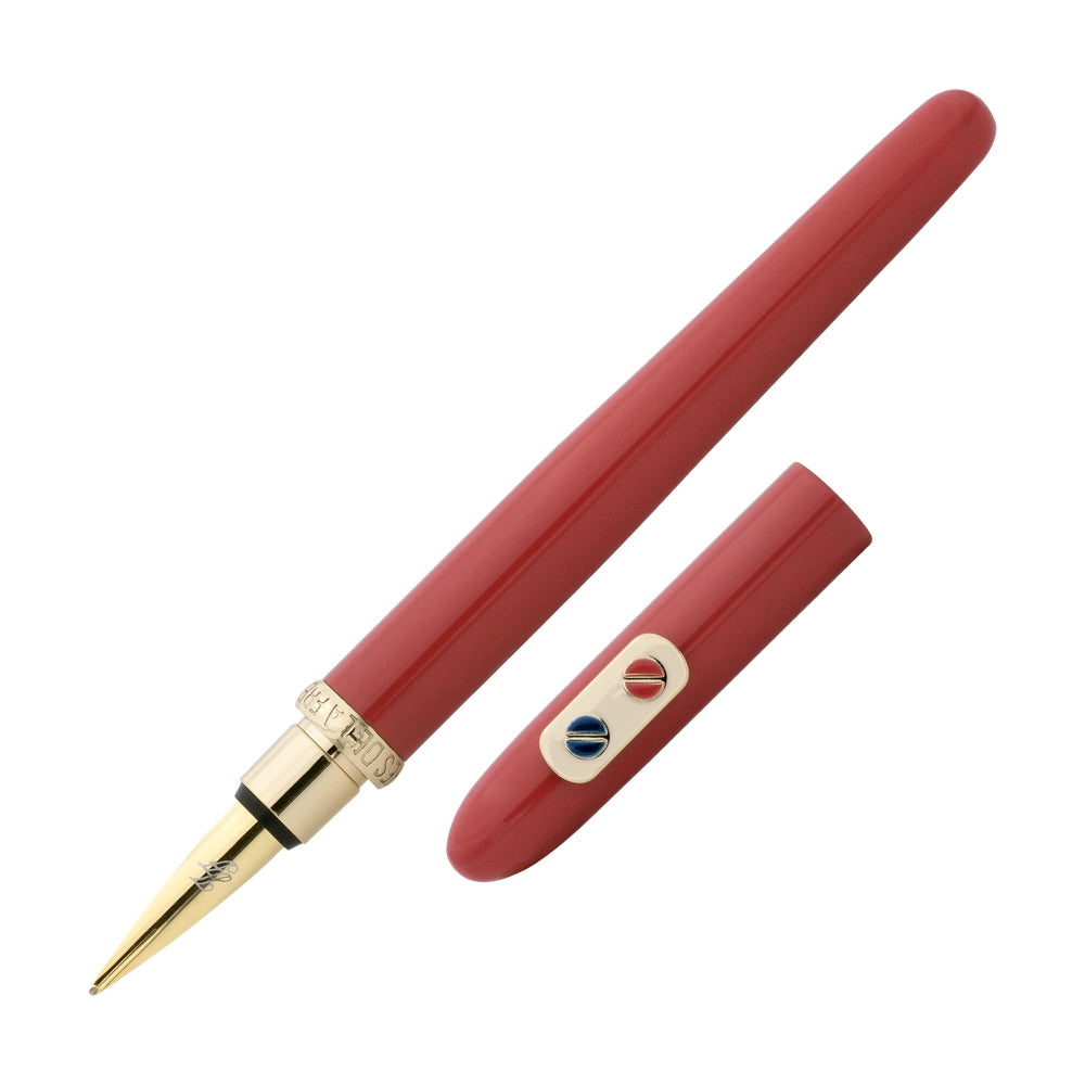 Un stylo plume rose chamois avec attributs dorés de la marque Inès de la Fressange est incliné à 45 degrés, avec le bouchon retiré et placé parallèlement au stylo, sur un fond blanc.