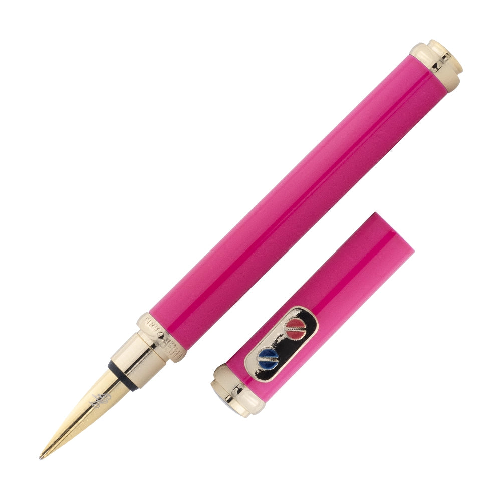 Un stylo plume rose avec attributs dorés de la marque Inès de la Fressange est incliné à 45 degrés, avec le bouchon retiré et placé parallèlement au stylo, sur un fond blanc.