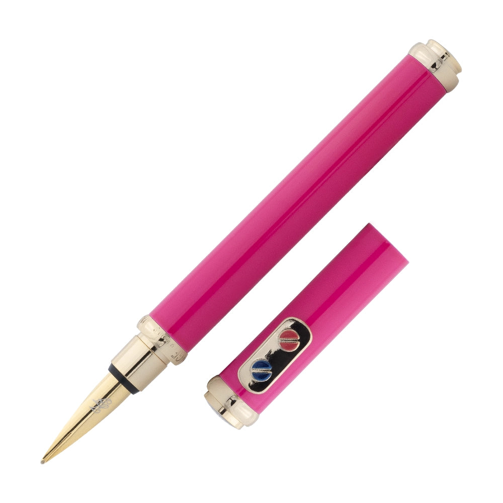 Un stylo plume rose rouge avec attributs dorés de la marque Inès de la Fressange est incliné à 45 degrés, avec le bouchon retiré et placé parallèlement au stylo, sur un fond blanc.