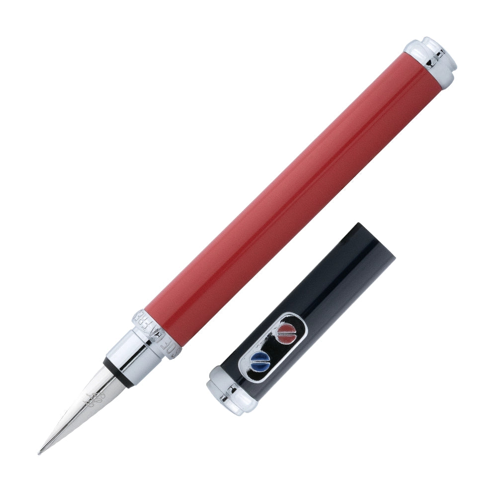 Un stylo plume rouge marine avec attributs chromés de la marque Inès de la Fressange est incliné à 45 degrés, avec le bouchon retiré et placé parallèlement au stylo, sur un fond blanc.