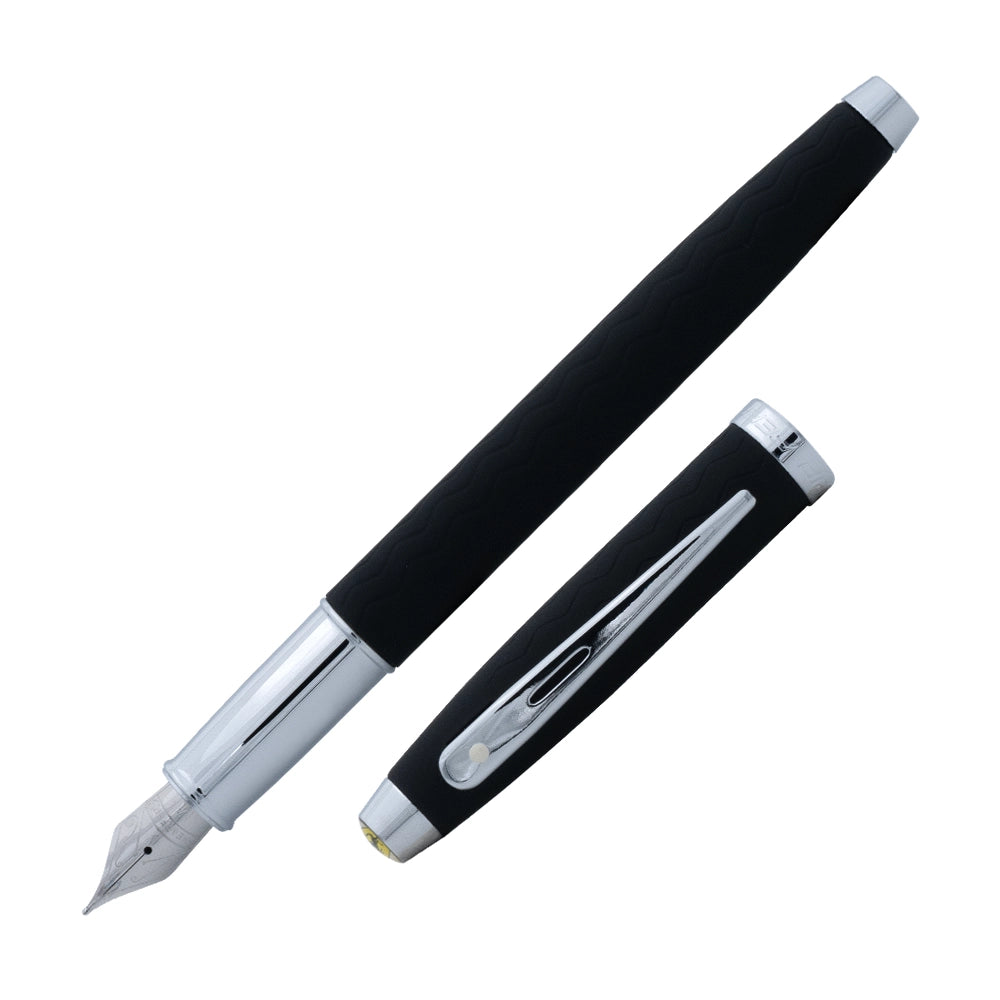 Stylo plume Sheaffer Ferrari 100 présenté à un angle de 45°. Ce stylo associe le design emblématique de Ferrari à la qualité d'écriture de Sheaffer pour une performance optimale.