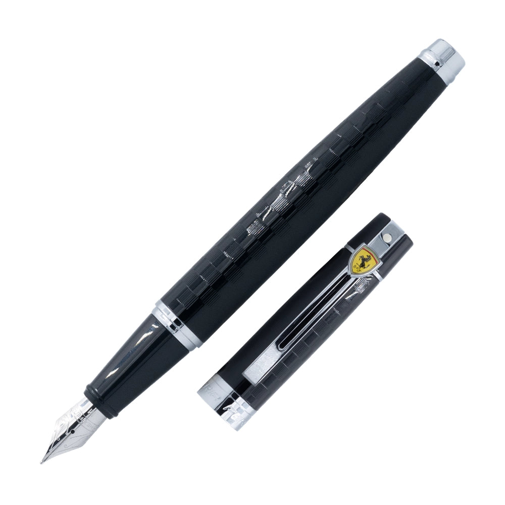 Stylo plume Sheaffer Ferrari présenté à un angle de 45°. Ce stylo combine le design élégant de Ferrari avec la qualité d'écriture de Sheaffer pour une expérience d'écriture unique.