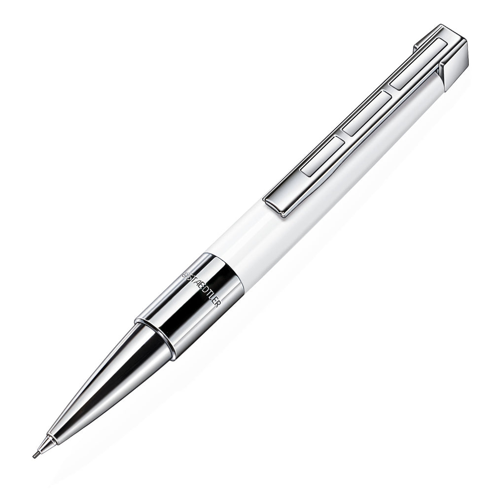 Stylo porte-mine Staedtler Resina en blanc avec finitions chrome brillant, présenté à un angle de 45°. Ce porte-mine allie un design élégant avec des détails chromés pour un look moderne et raffiné.