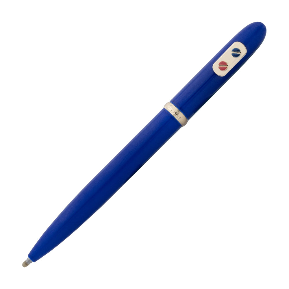 Un stylo roller bleu Klein avec attributs dorés de la marque Inès de la Fressange est incliné à 45 degrés, sur un fond blanc.