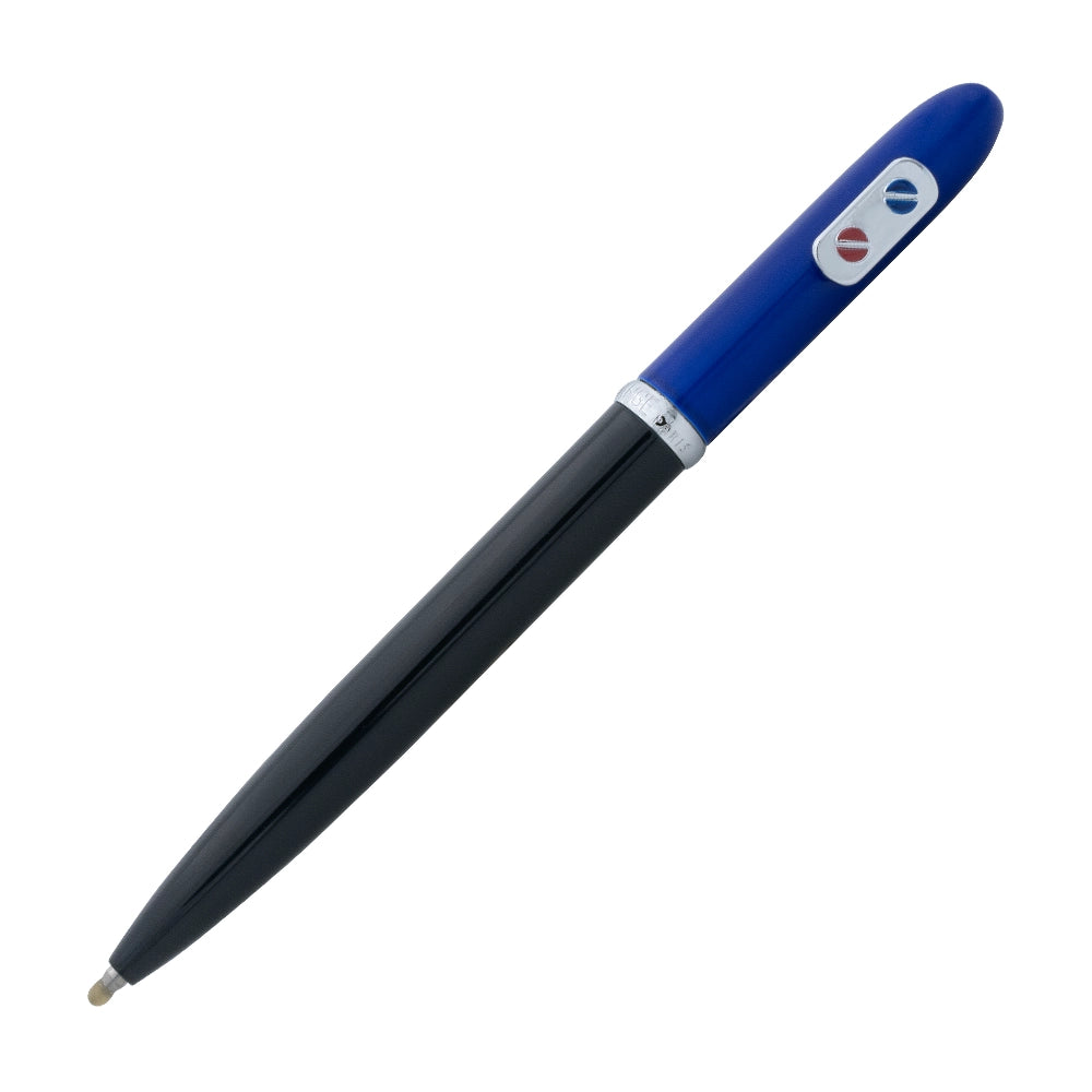 Un stylo roller bleu marine Klein avec attributs chromés de la marque Inès de la Fressange est incliné à 45 degrés, sur un fond blanc.