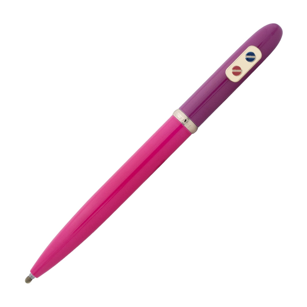 Un stylo roller rose fuchsia avec attributs dorés de la marque Inès de la Fressange est incliné à 45 degrés, sur un fond blanc.