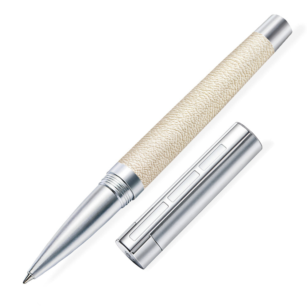 Stylo roller Staedtler Corium Simplex en bois d'érable, présenté à un angle de 45°. Ce stylo combine la chaleur du bois d'érable avec un design élégant pour une écriture confortable et raffinée.