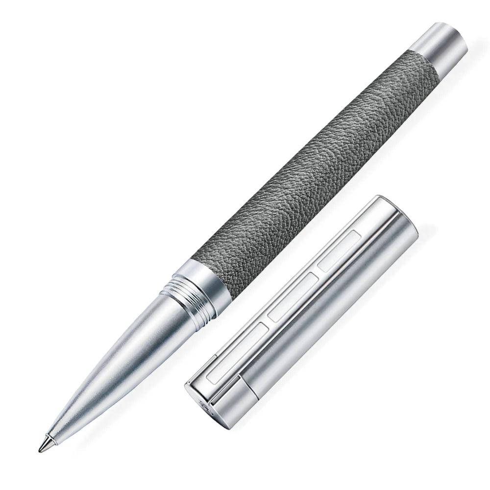 Stylo roller Staedtler corium simplex cuir anthracite à 45° avec son capuchon ouvert sur fond blanc.