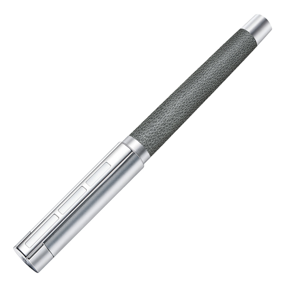 Stylo roller Staedtler corium simplex cuir anthracite capuchon fermé à 45° sur fond blanc.