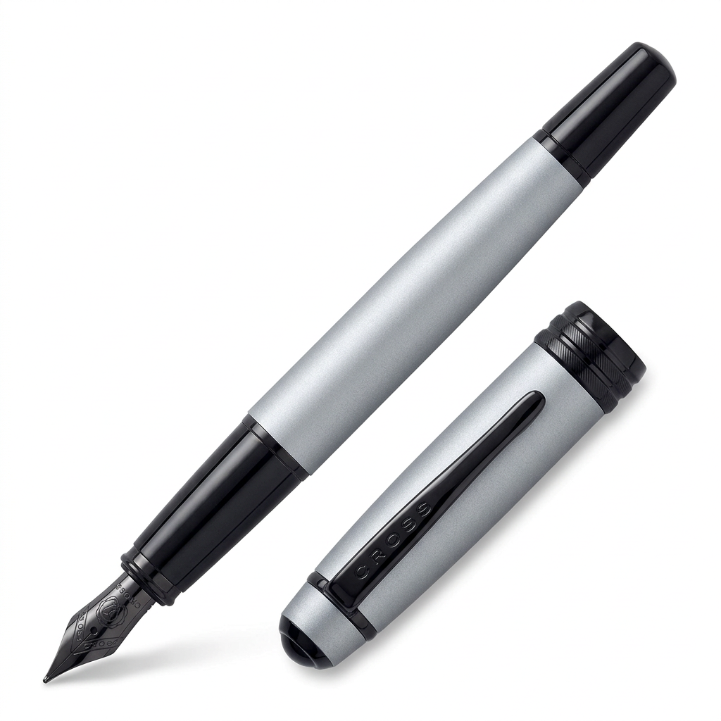 Vue découvert du stylo plume Cross Bailey gris à 45°, embout noir, capuchon gris et noir posé à côté
