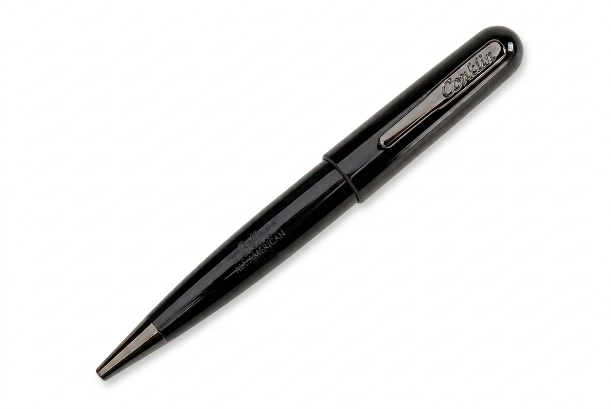 Vue fermée du stylo bille Conklin All American Raven Black à 45° sur fond blanc avec petite ombre